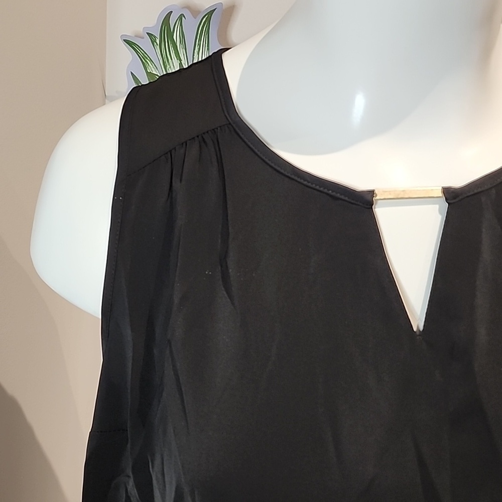 Torrid - Studio Crepe de Chine Woven Metal Keyhole Tank in Deep Black​​​​​​​​​​ - Picture 3 of 13